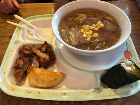 藤一番グアム店のお子様セット。ラーメン、唐揚げ、エンパナーダ、おにぎり