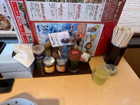 一刻魁堂の卓上調味料。旨味コク番、十一味ラー油、ブラックペッパー、ギョーザタレ