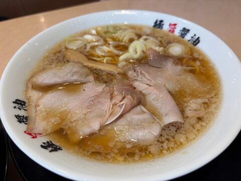 一刻しょうゆ。背脂の浮いた醤油スープに薄切りチャーシューとねぎ