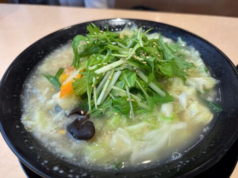 アサリ入り塩野菜タンメン。水菜、キャベツ、きくらげ、人参が載る