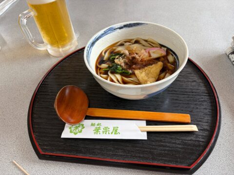 葉栗屋のきしめん。油揚げ、かつお節、青菜、かまぼこ