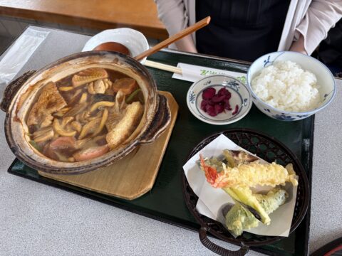 味噌煮込みうどんのランチ。天ぷら、ごはん、漬物付き