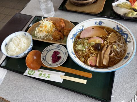 中華そば定食。中華そば、唐揚げ、ごはん、漬物