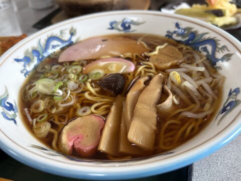 葉栗屋の中華そば。豚肉、ハム、花麩、かまぼこ、椎茸、メンマ、もやし