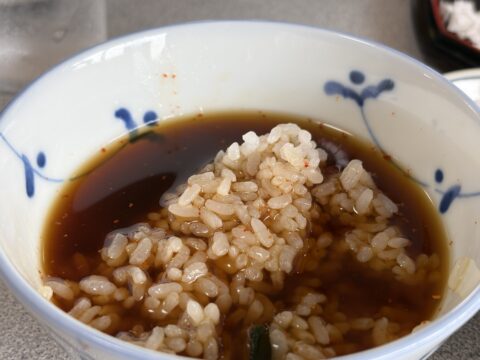 きしめんの汁にごはんを入れて
