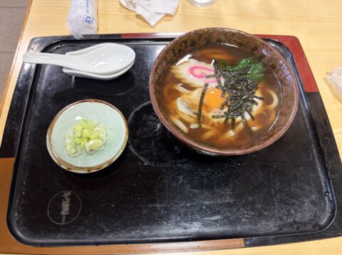 月見うどんと別皿の刻み葱