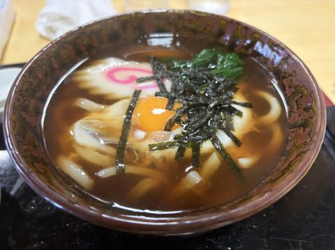 月見うどんのアップ。なると、ほうれん草、海苔、卵