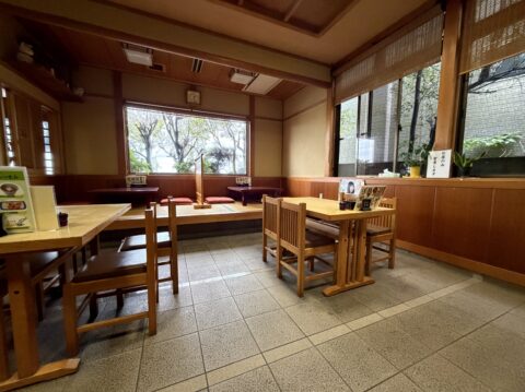 そばとしの店内。テーブル席と小上がり