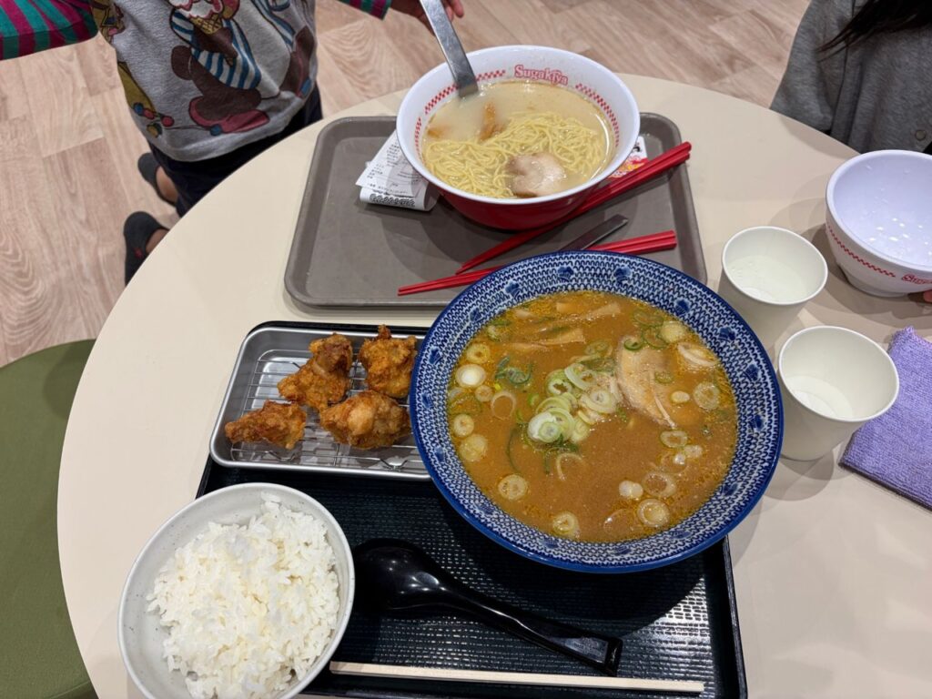 フードコートでスガキヤのラーメンと麺や蔵間のみそ中華定食