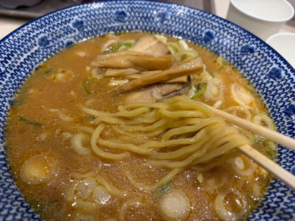麺や蔵間のみそ中華の中太麺