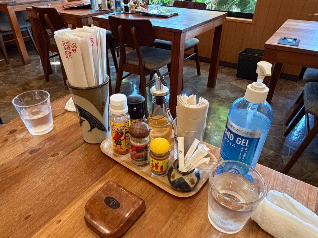 ちむどんどんの卓上調味料。コーレーグース、ホットガーリック、島とうがらし