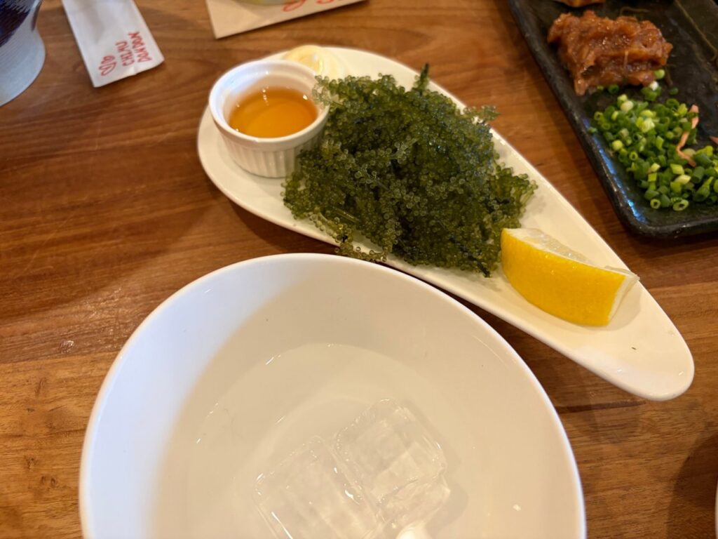 ちむどんどんの海ぶどう。氷水とレモン付き