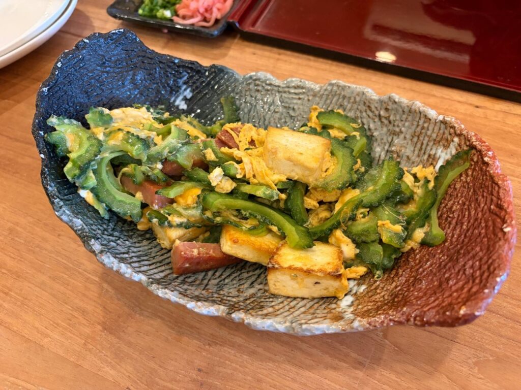 ちむどんどんのゴーヤチャンプルー。島豆腐とポーク入り