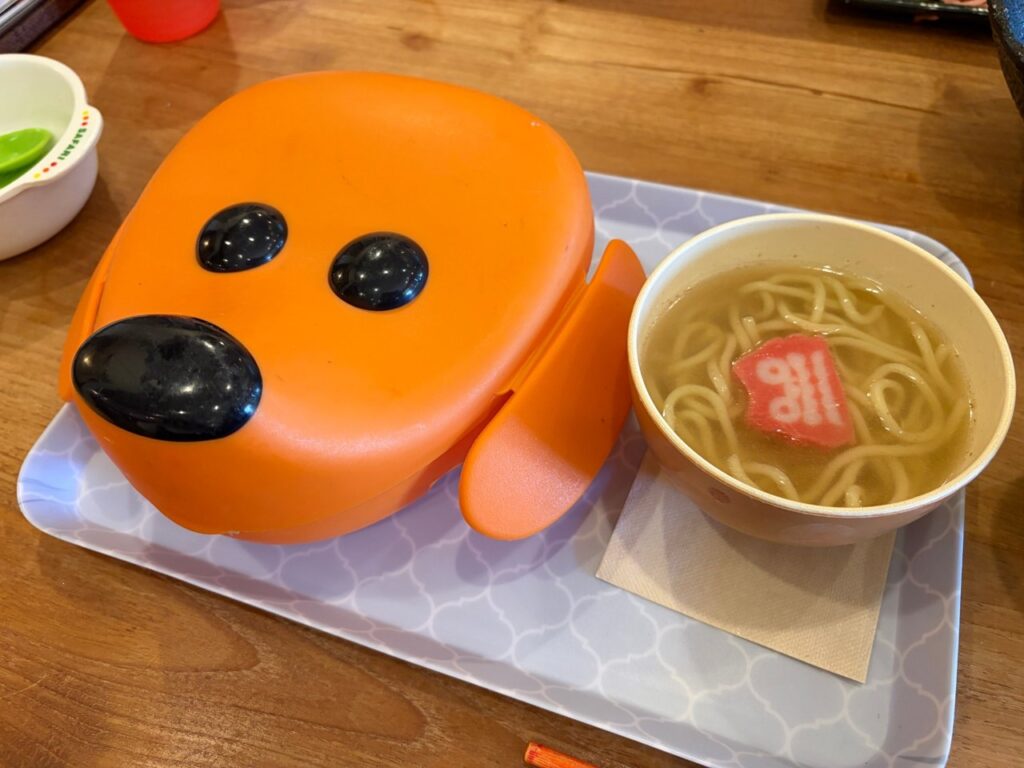 ちむどんどんのお子様ランチ。犬のお弁当箱とミニ沖縄そば