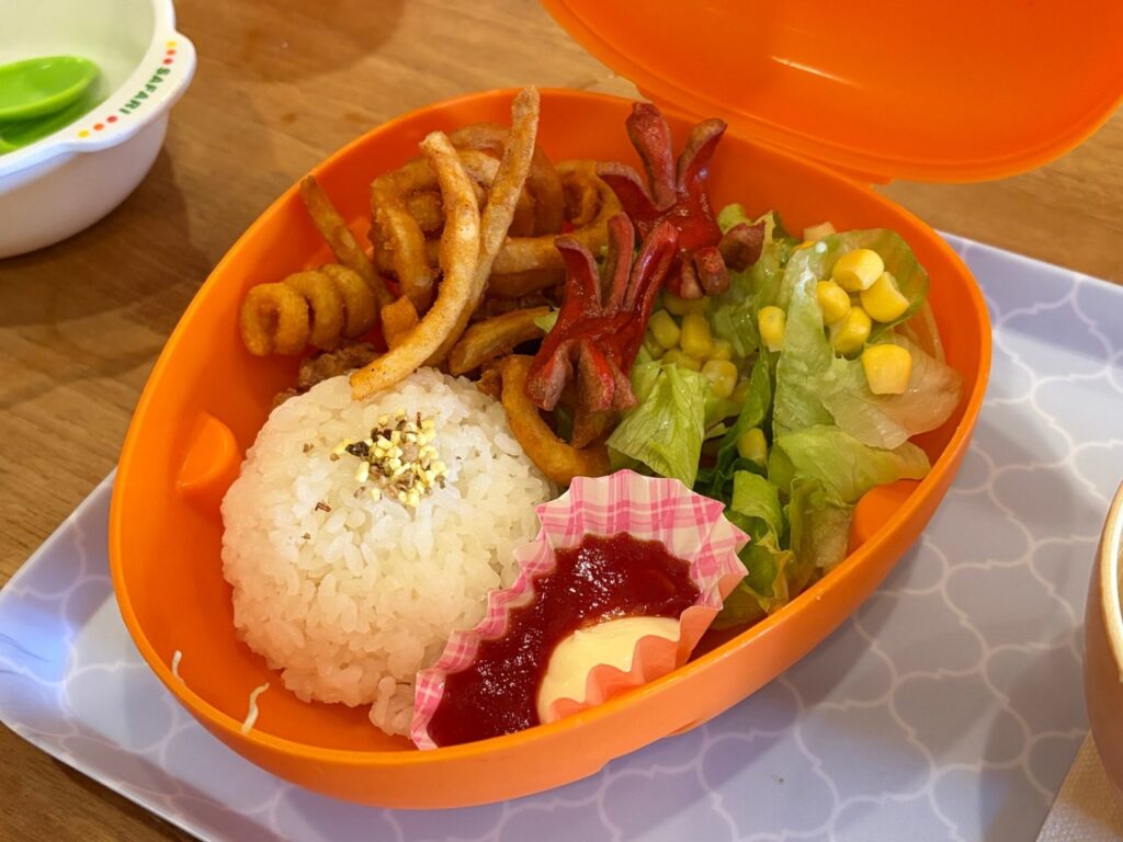 ちむどんどんのお子様ランチの中身。カーリーフライ、かにさんウインナー、ご飯、サラダ