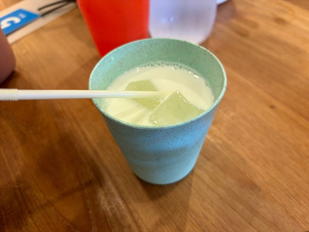 お子様ランチに付くソフトドリンク