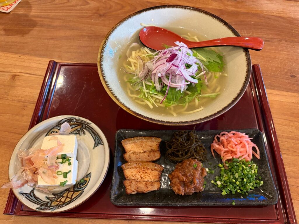 ちむどんどんの冷やし沖縄そば。炙り三枚肉、もずく、肉みそ、島豆腐の小鉢