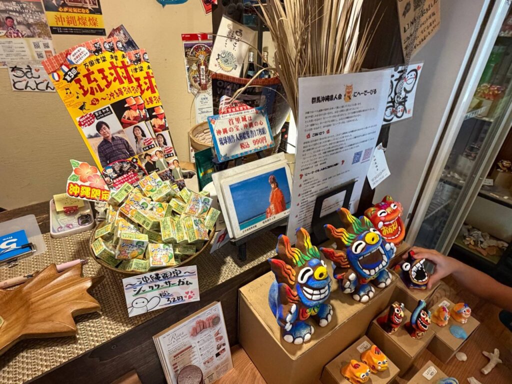 ちむどんどんのレジ横。シーサーとシークヮーサーガム