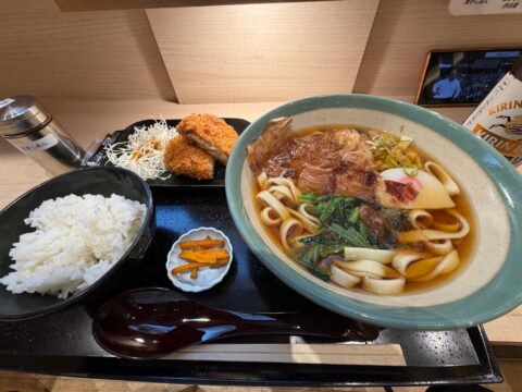宮きしめん飛騨牛コロッケ定食。きしめん、白飯、コロッケ、香物