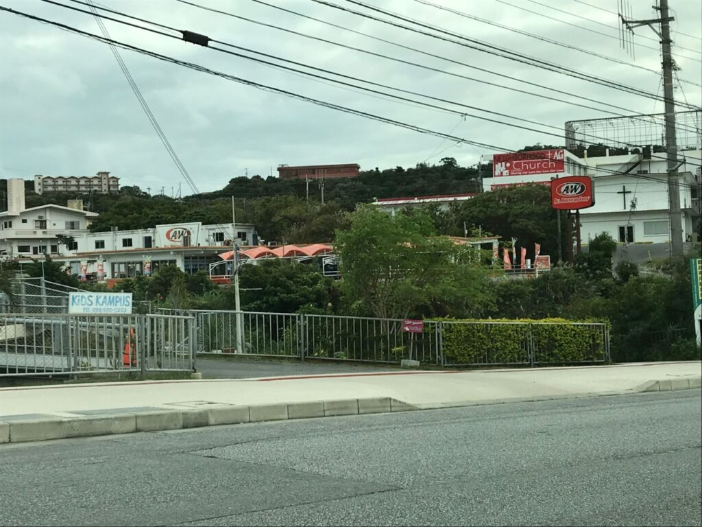 道路から見たA&W屋宜原店