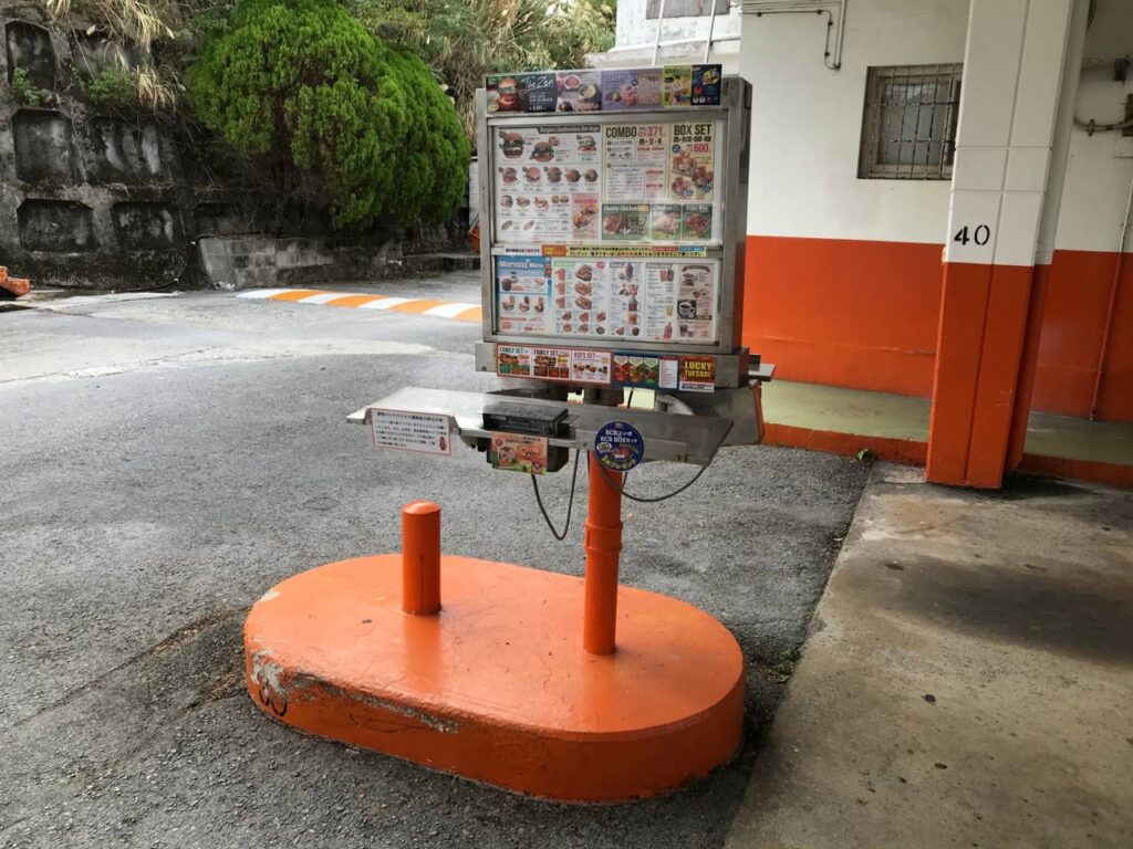 A&W屋宜原店のドライブインのメニューボードとインターホン