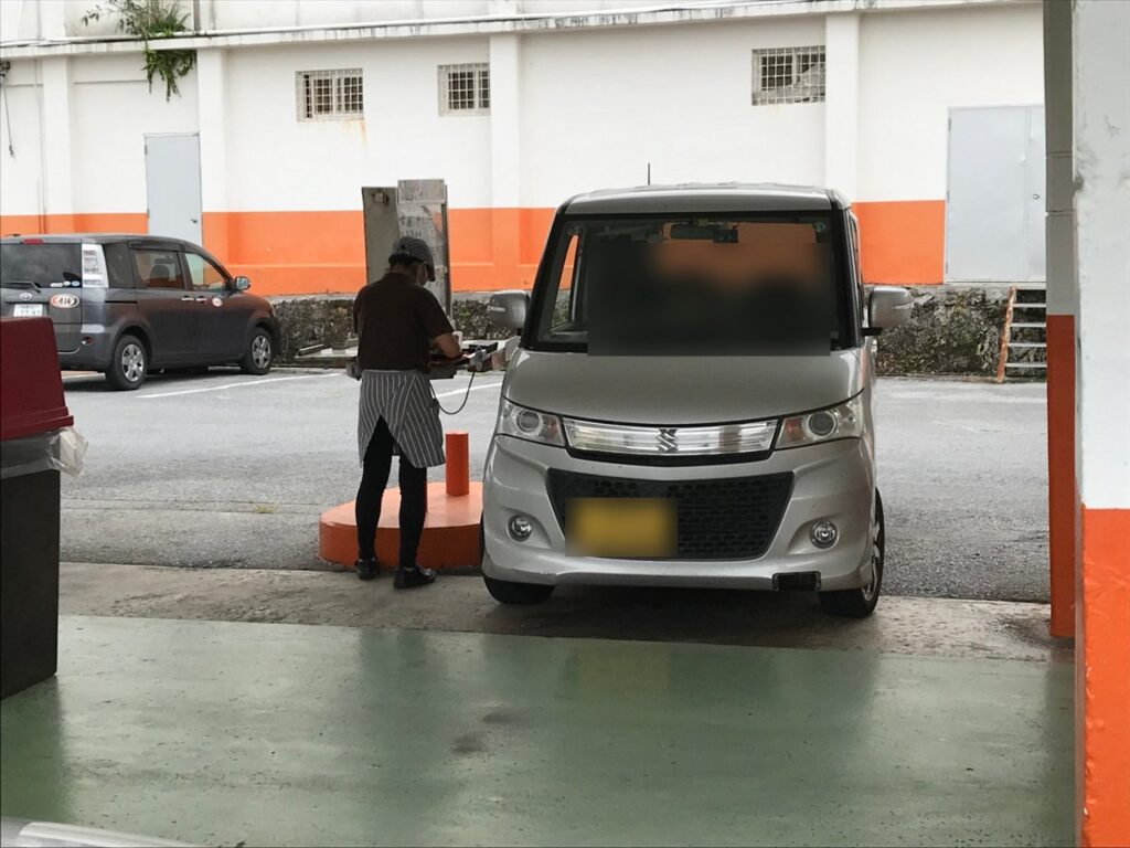A&W屋宜原店のドライブインで車の注文を受けるスタッフ
