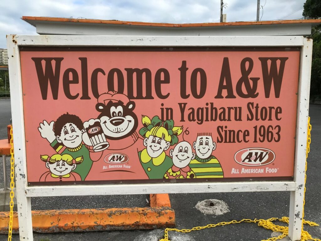 A&W屋宜原店のカウンターとオリジナルグッズ