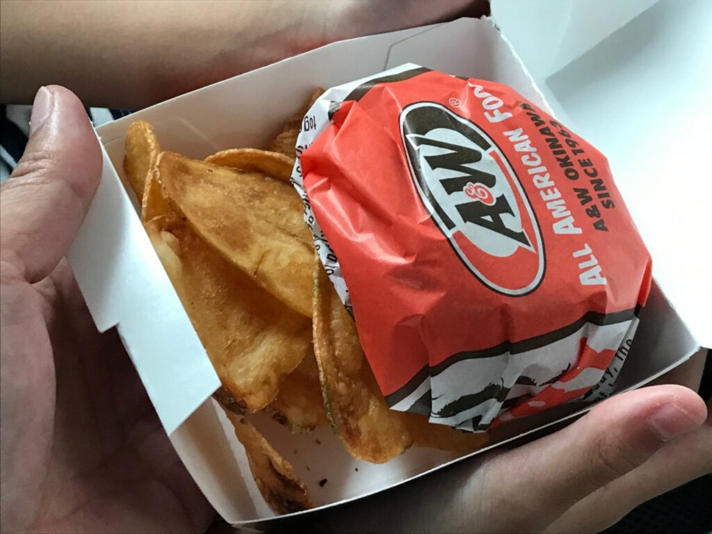 A&WのバーガーとポテトのBOX