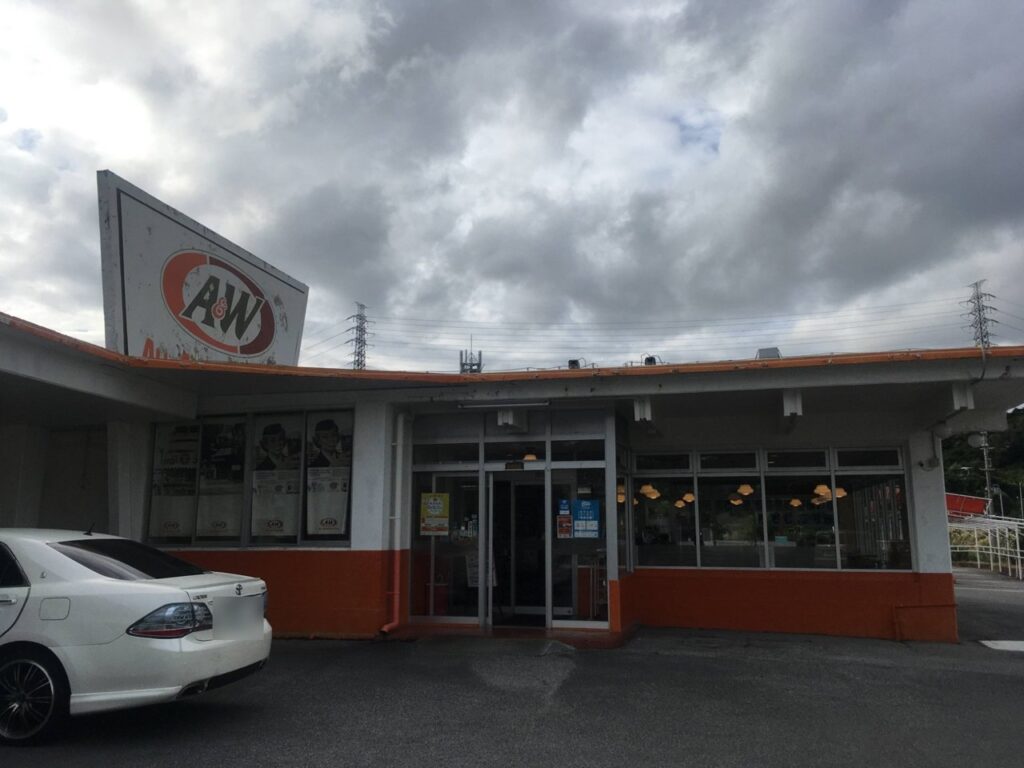 A&W屋宜原店の店舗正面。オレンジの屋根とA&Wの大看板