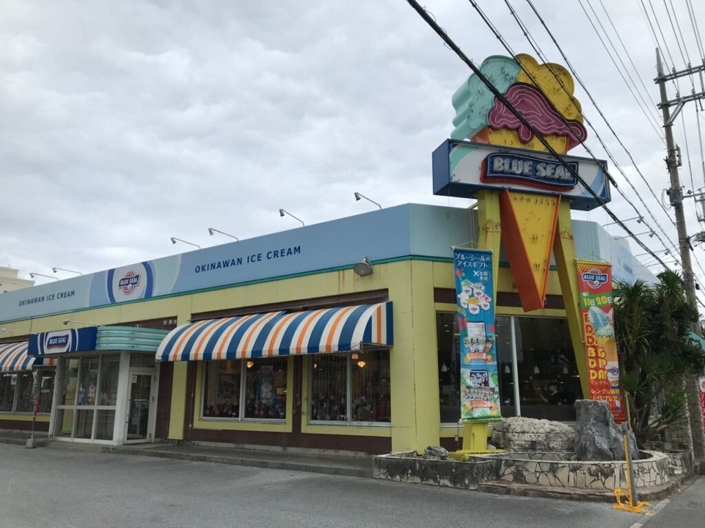 ブルーシール北谷店の外観。OKINAWAN ICE CREAMの看板とストライプのひさし