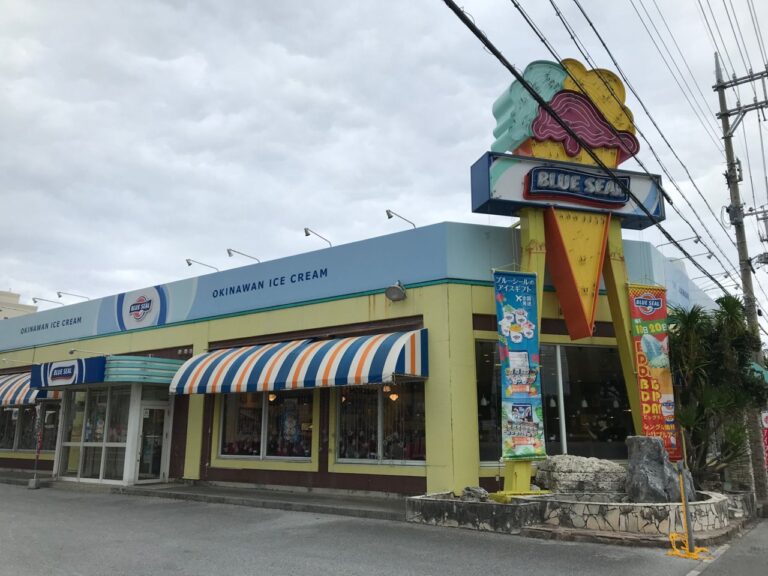 ブルーシール北谷店の外観。OKINAWAN ICE CREAMの看板とストライプのひさし
