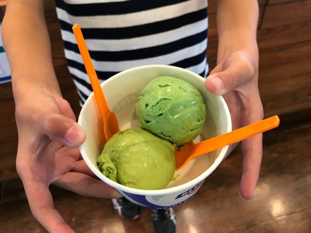 ブルーシールの緑のアイスクリーム2つ