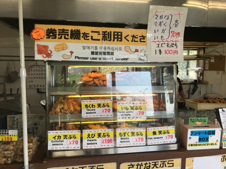 てんぷら屋ぁ～のショーケースと値段。さかな・もずく・いか・いも各70円、エビ天100円（2020年11月）