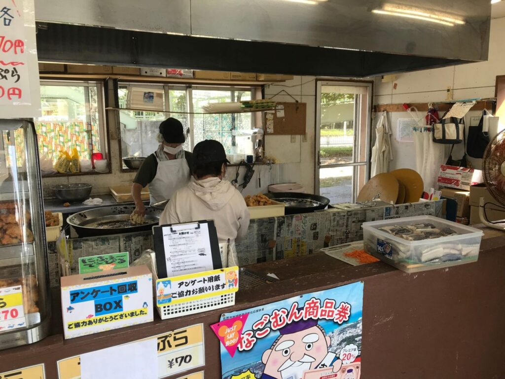 てんぷら屋ぁ～で沖縄天ぷらを揚げる様子