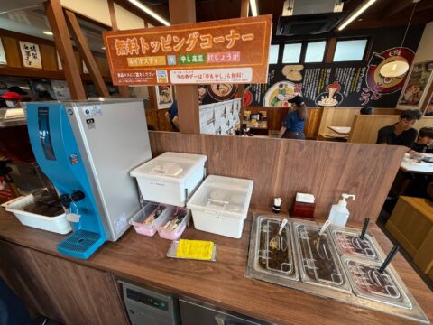 無料トッピングコーナー。ルイボスティー、水、辛し高菜、紅しょうが