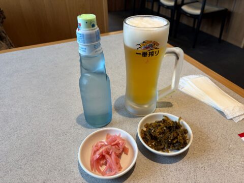 ラムネと生ビール、無料の紅しょうがと辛し高菜で乾杯