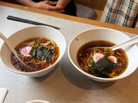 お子様ラーメン2杯。たまり醤油の黒いスープに、なるとと海苔