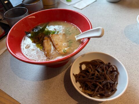 とんこつもとあじと、トッピングのきくらげ
