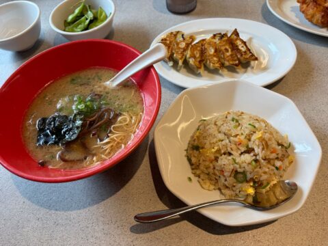 肉抜きもとあじ、餃子、半チャーハンのランチ