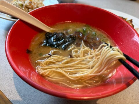 ラの壱の自家製極細麺を箸で持ち上げる