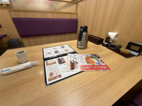 鈴の屋の大きなテーブル席とメニュー、蓬莱れんこん饅頭のチラシ