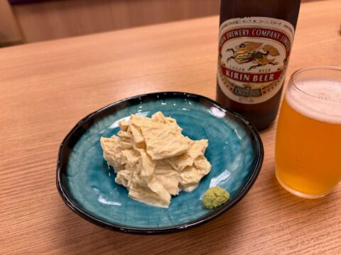 とろ湯葉の刺身と山葵、キリンクラシックラガーの瓶ビール