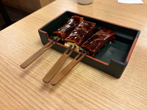 鈴の屋の豆腐田楽3本。漆黒の味噌