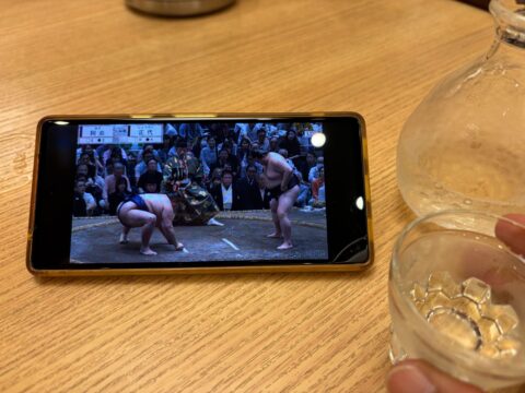 スマホで大相撲中継を見ながら冷酒