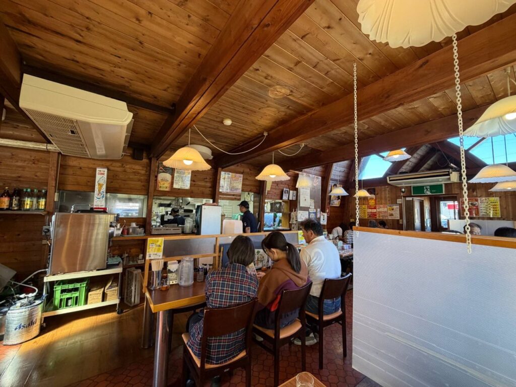 テンホウ岡谷南宮店の店内。木の天井と山小屋のような客席