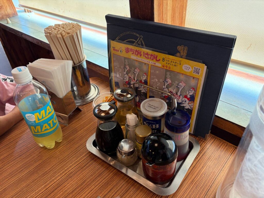 テーブルの卓上調味料と、まちがいさがし