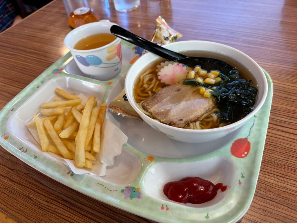 テンホウのキッズプレート。しょう油ラーメンとポテト、テンホウ棒