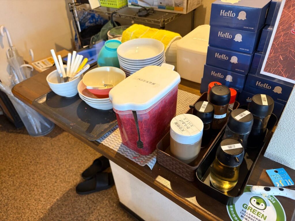麺屋天空のセルフコーナー。紅しょうが・酢・黒酢と子ども用の取り皿