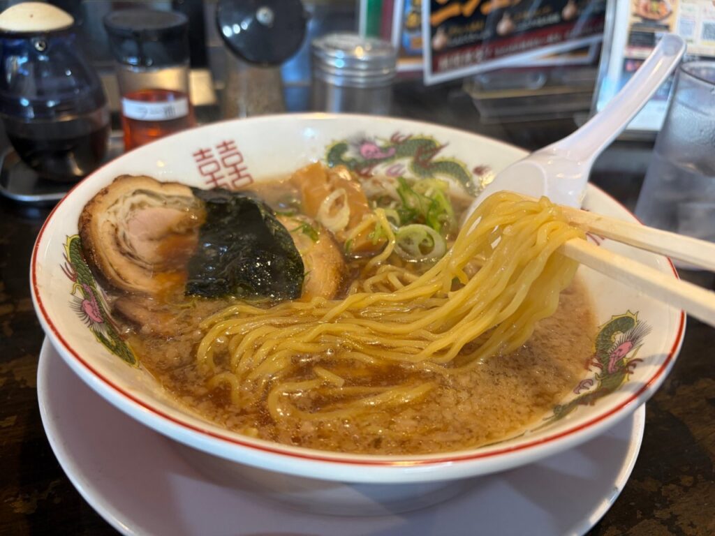 麺屋天空の中華そばのウェーブのかかった麺