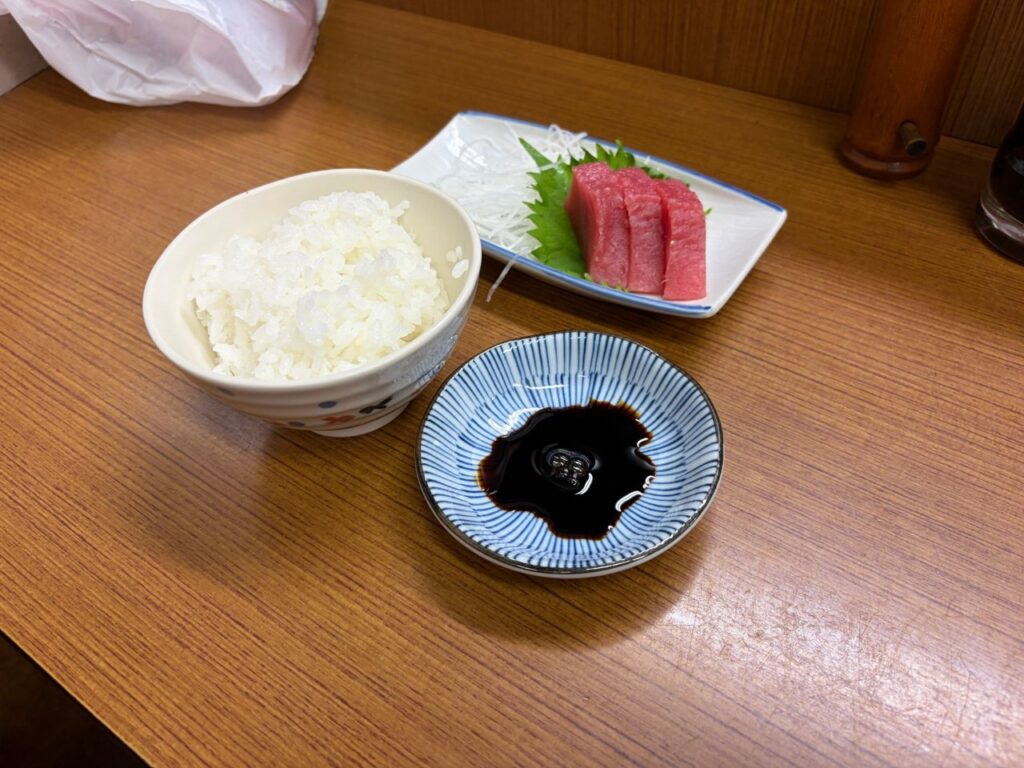 魚源食堂のお子様ランチ。鮪の刺身と茶碗ご飯